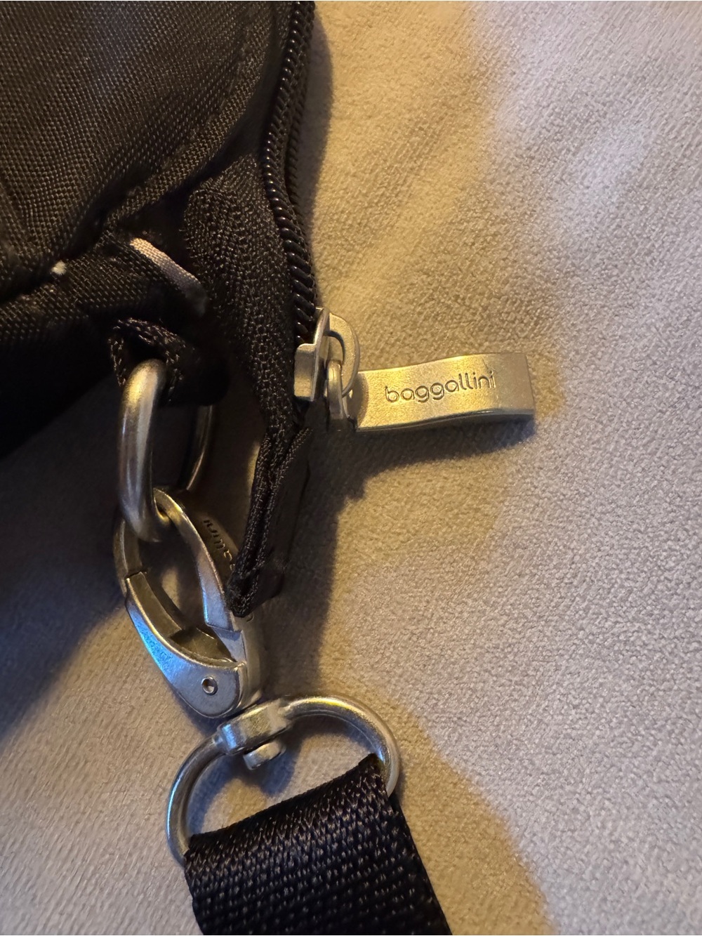 Black Baggallini Coastal Flip Lock Crossbody Bag - Picture 8 of 11